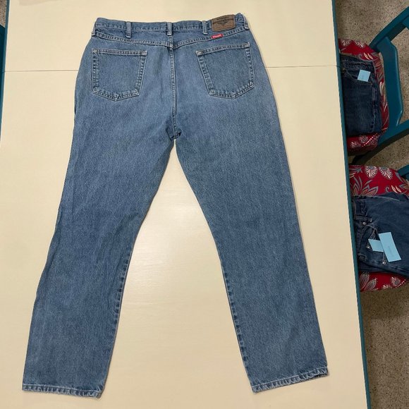 Wrangler men’s relaxed fit jeans SZ 40 X 32 - Picture 2 of 2